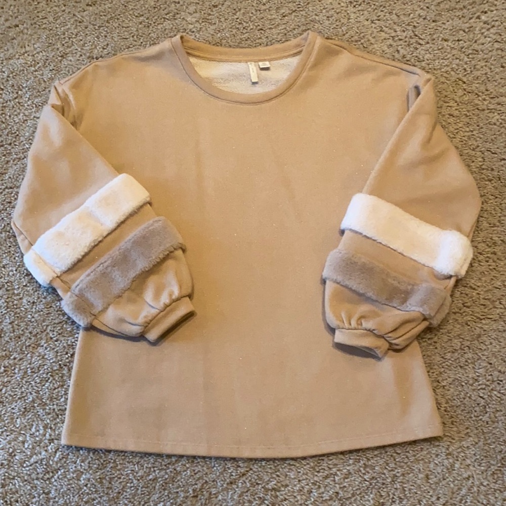 WOMENS XS SHIRT FUR SLEEVES  WORN TWICE